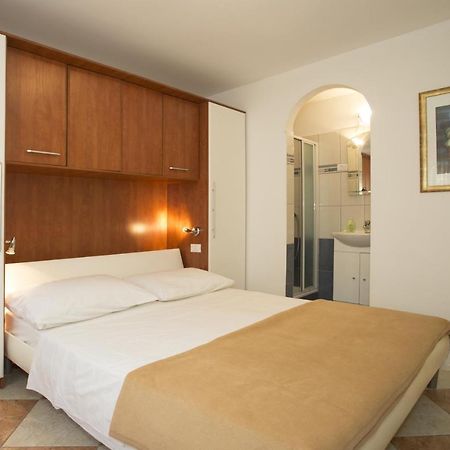 Apartments By The Sea Mavarstica, Ciovo - 12696 特罗吉尔 外观 照片