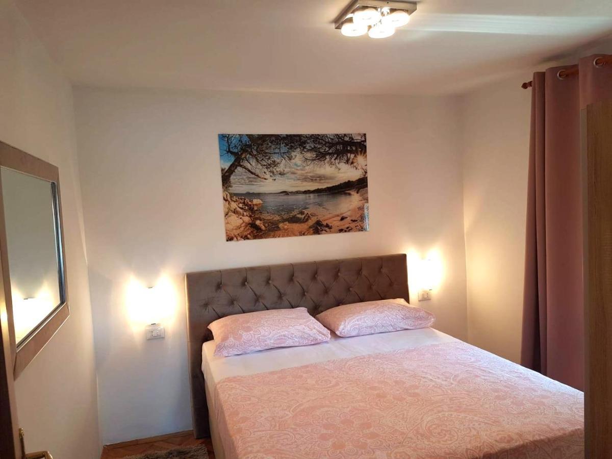 Apartments By The Sea Mavarstica, Ciovo - 12696 特罗吉尔 外观 照片