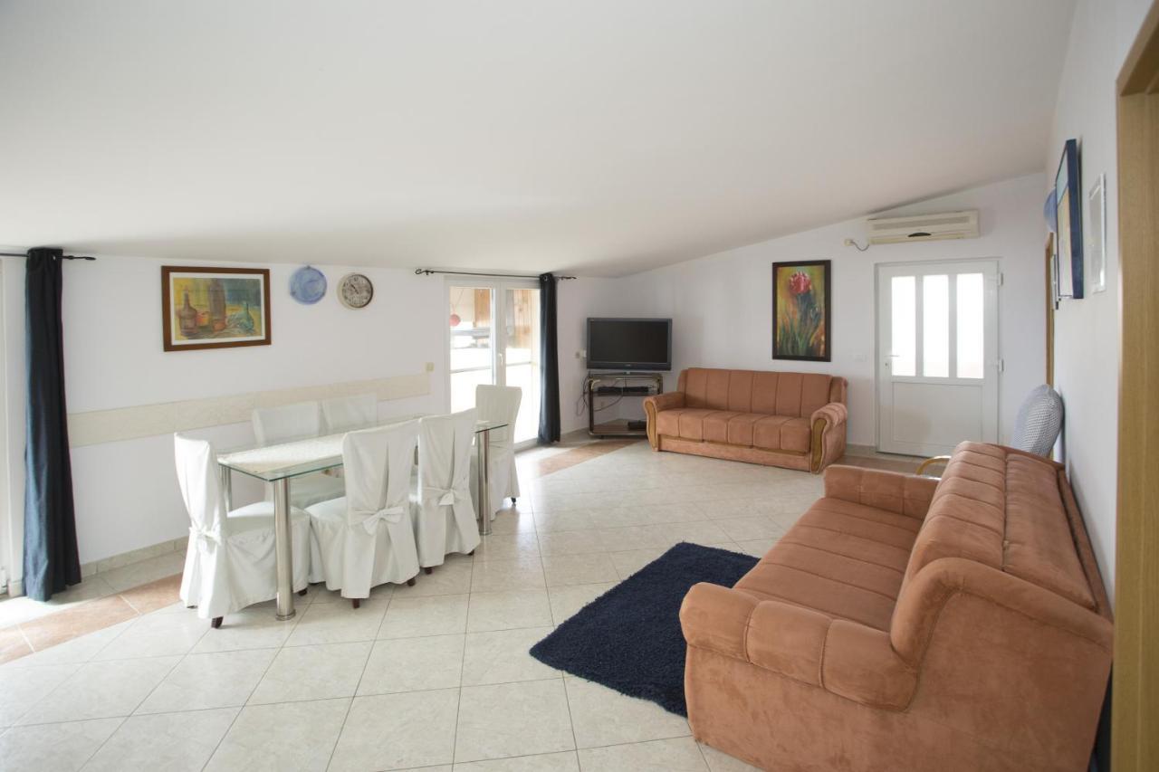 Apartments By The Sea Mavarstica, Ciovo - 12696 特罗吉尔 外观 照片