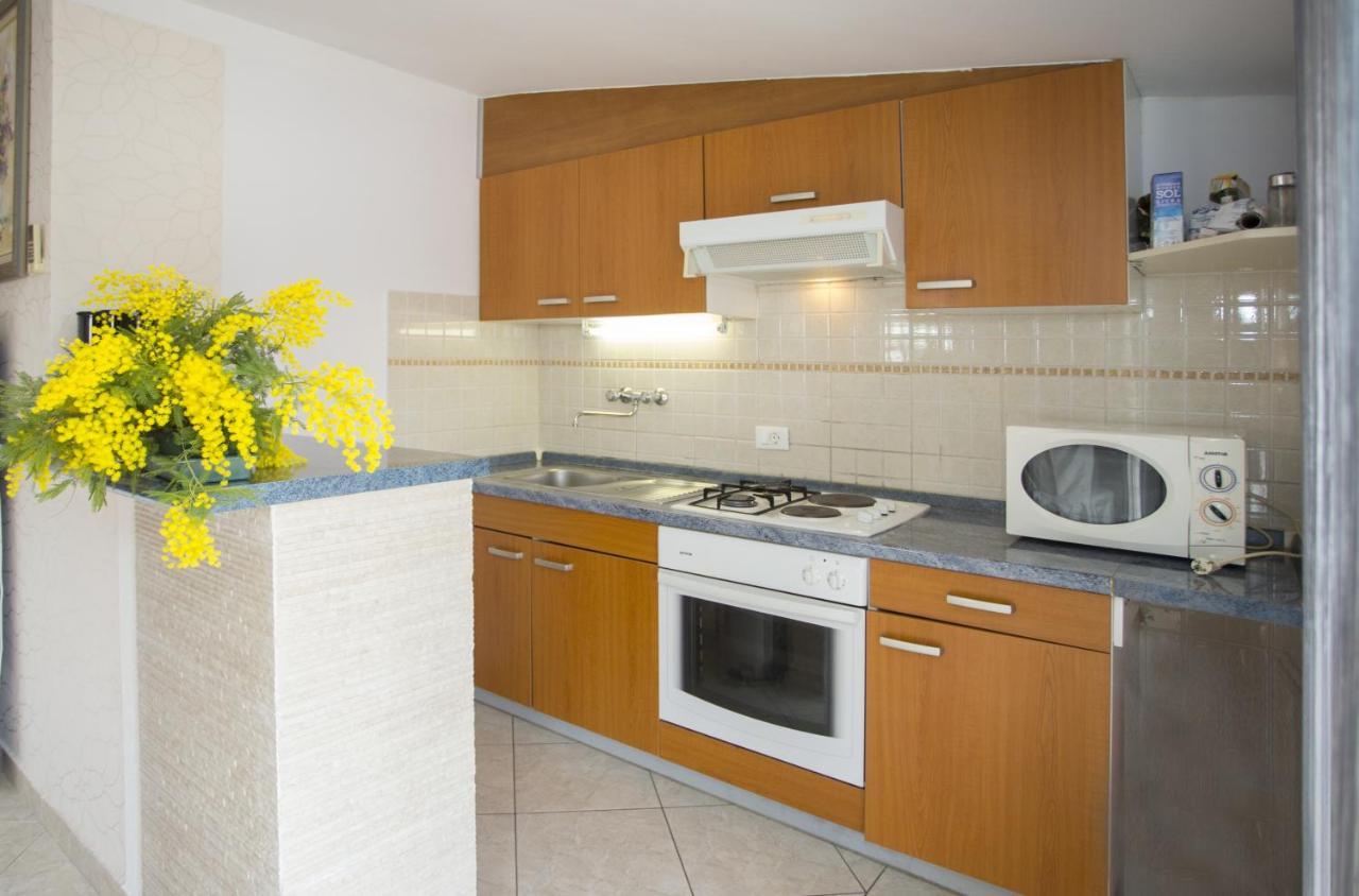 Apartments By The Sea Mavarstica, Ciovo - 12696 特罗吉尔 外观 照片