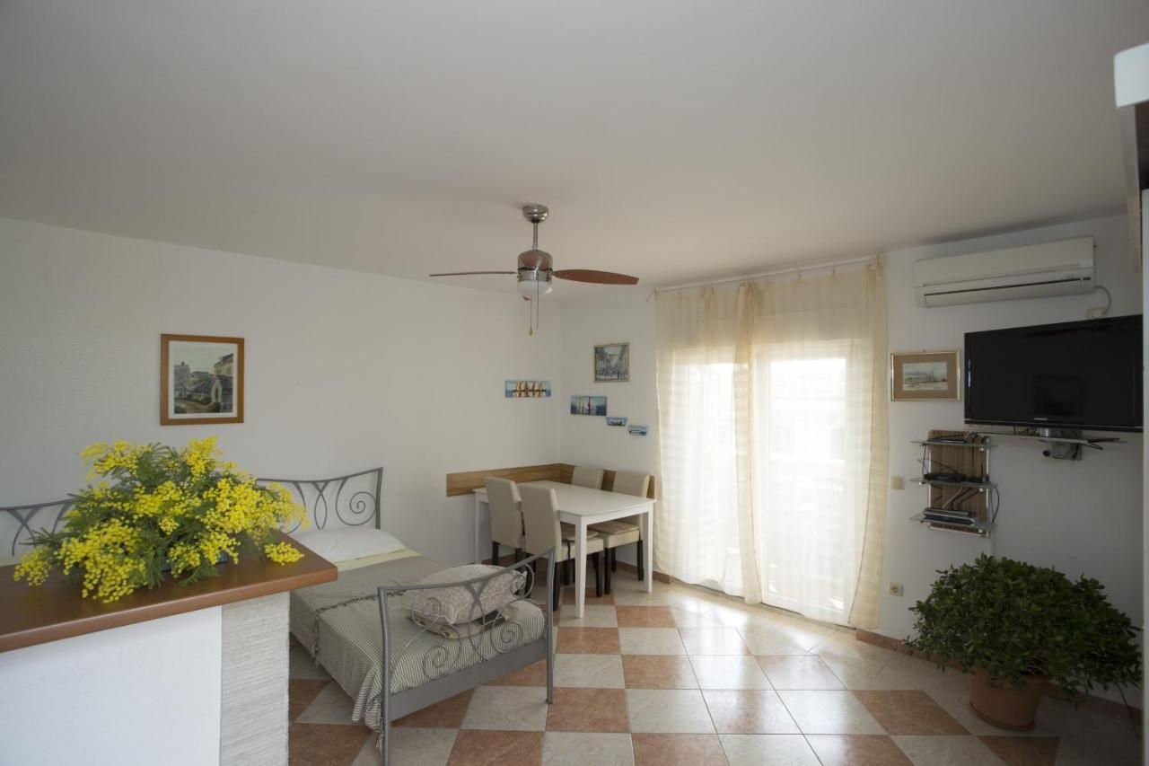 Apartments By The Sea Mavarstica, Ciovo - 12696 特罗吉尔 外观 照片
