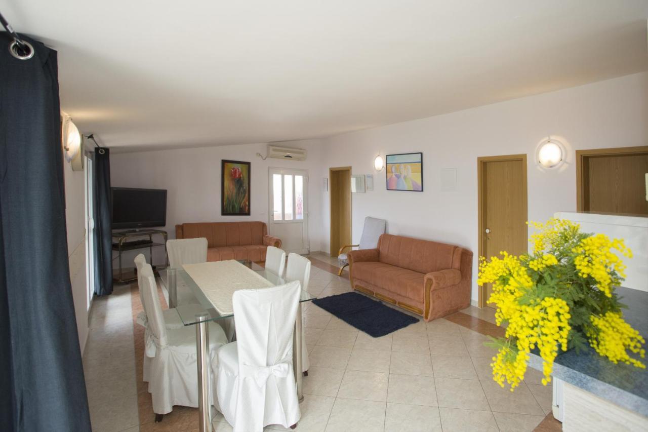 Apartments By The Sea Mavarstica, Ciovo - 12696 特罗吉尔 外观 照片